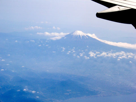 上空から望む富士山