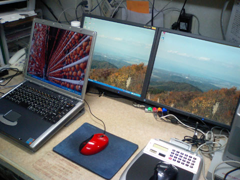 サブに使っているノートパソコンとメインで使っているパソコン用の2台のモニター